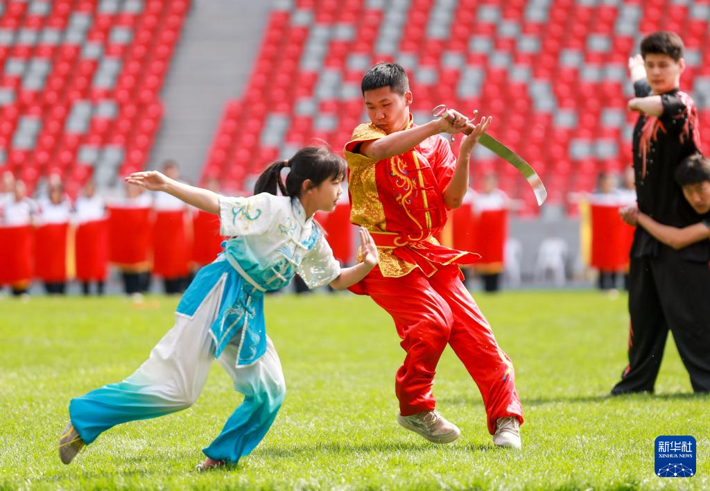 全民健身——乌鲁木齐：英姿少年展风采